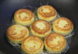 Сырники ванильные под нежным соусом - шаг 7