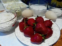 Сырники с клубникой и клубничным сиропом