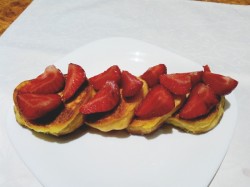 Сырники с клубникой и клубничным сиропом