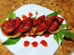 Сырники с клубникой и клубничным сиропом