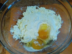 Сырники с клубникой и клубничным сиропом