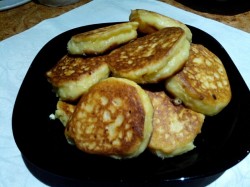 Сырники с клубникой и клубничным сиропом