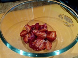 Сырники с клубникой и клубничным сиропом