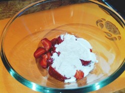 Сырники с клубникой и клубничным сиропом