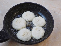 Сырники с манкой и творогом жареные на сковороде