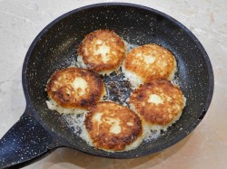 Сырники с манкой и творогом жареные на сковороде