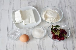 название картинки Сырники творожные с вишней