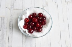 название картинки Сырники творожные с вишней