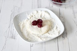 название картинки Сырники творожные с вишней