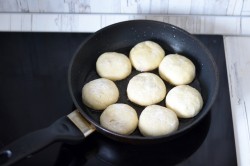 название картинки Сырники творожные с вишней