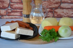 Сырный суп с копчеными сосисками