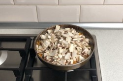 название картинки Сырный суп с курицей и грибами