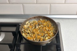 название картинки Сырный суп с курицей и грибами