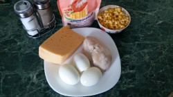 Сытный салат с вареными грудками и кукурузой