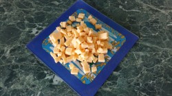 Сытный салат с вареными грудками и кукурузой