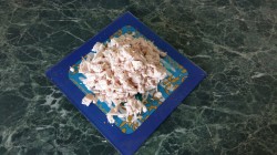 Сытный салат с вареными грудками и кукурузой