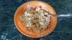 Сытный салат с вареными грудками и кукурузой