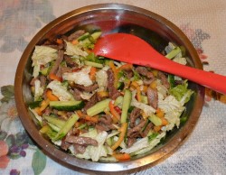 название картинки Тайский салат с говядиной, болгарским перцем и кунжутом