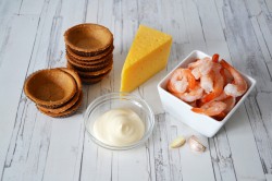 Тарталетки с креветками и сыром - шаг 1