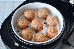 Тефтели на пару в мультиварке - шаг 9