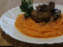 название картинки Тефтели с тыквенным пюре под грибным соусом