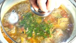 Тефтели с картофелем в овощном соусе - шаг 11