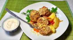 Тефтели с картофелем в овощном соусе - шаг 12