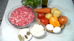 Тефтели с картофелем в овощном соусе - шаг 1