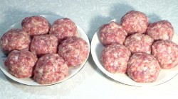 Тефтели с картофелем в овощном соусе - шаг 3