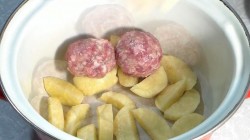 Тефтели с картофелем в овощном соусе - шаг 5