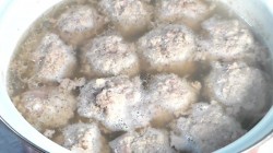 Тефтели с картофелем в овощном соусе - шаг 6