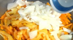 Тефтели с картофелем в овощном соусе - шаг 7