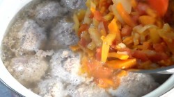 Тефтели с картофелем в овощном соусе - шаг 9