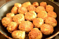 название картинки Тефтели в сметанно томатном соусе на сковороде