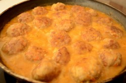 название картинки Тефтели в сметанно томатном соусе на сковороде