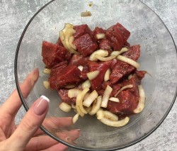 Тушеная телятина в собственном соку - шаг 1