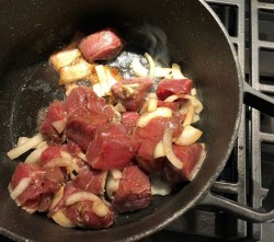 Тушеная телятина в собственном соку - шаг 2