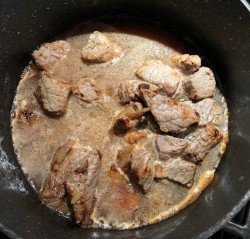 Тушеная телятина в собственном соку - шаг 3