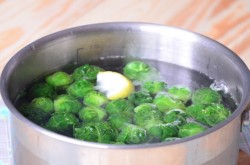 Теплый постный салат из брюссельской капусты