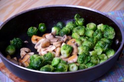 Теплый постный салат из брюссельской капусты