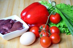 Теплый салат с куриной печенью и яйцом-пашот