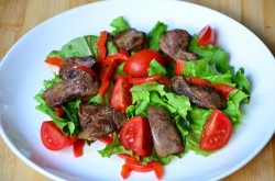 Теплый салат с куриной печенью и яйцом-пашот