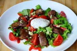 Теплый салат с куриной печенью и яйцом-пашот