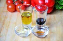 Теплый салат с куриной печенью и яйцом-пашот