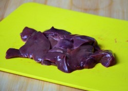 Теплый салат с куриной печенью и яйцом-пашот