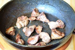 Теплый салат с куриной печенью и яйцом-пашот