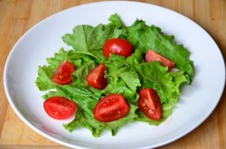 Теплый салат с куриной печенью и яйцом-пашот