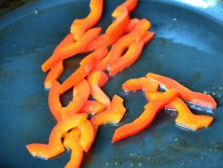 Теплый салат с куриной печенью и яйцом-пашот