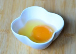 Теплый салат с куриной печенью и яйцом-пашот