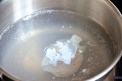 Теплый салат с куриной печенью и яйцом-пашот